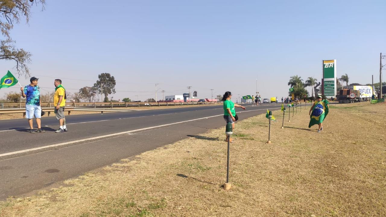 Foto 2 de 5 — Caminhoneiros se reúnem em posto de Araraquara e fazem bloqueio na Washington Luís
